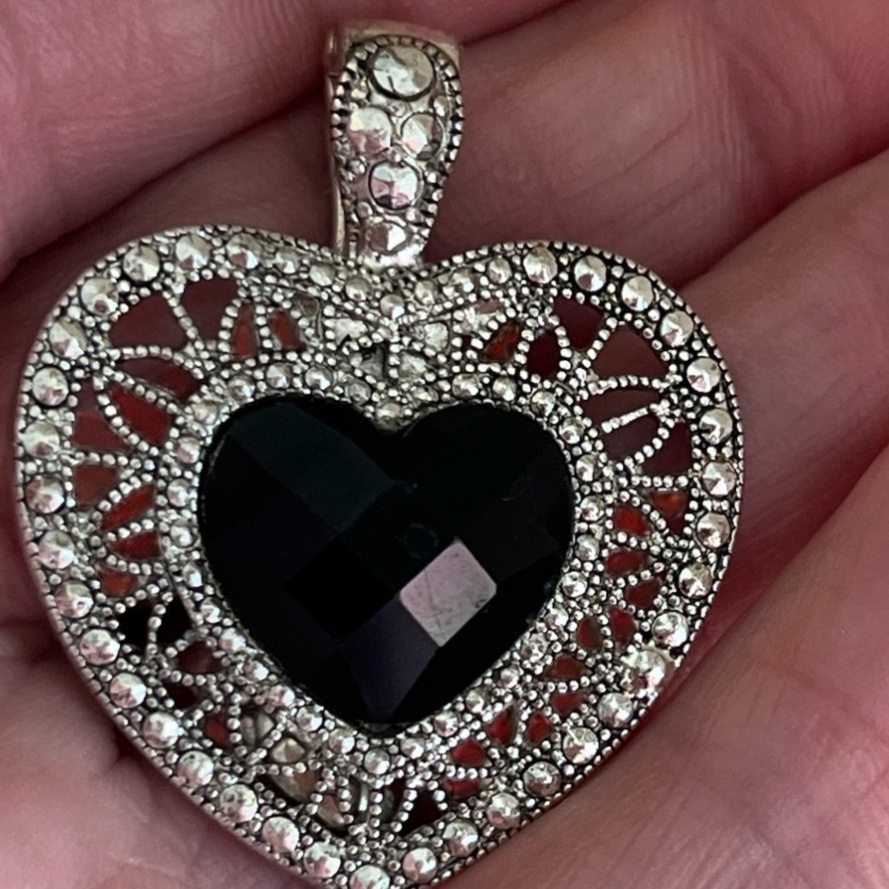 🖤Heart Shaped Magnetic Pendant - Picture 3 of 4